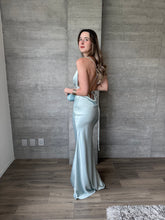 Cargar imagen en el visor de la galería, Lula  - Vestido largo satinado verde menta
