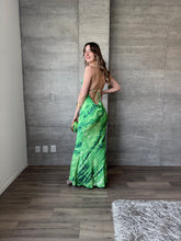 Cargar imagen en el visor de la galería, Ciana - Vestido largo satinado verde
