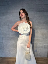 Cargar imagen en el visor de la galería, Maelle - Vestido halter con detalle de flor blanco
