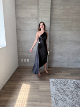 Cargar imagen en el visor de la galería, Nicola - Vestido midi plisado negro
