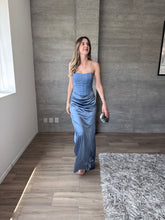 Cargar imagen en el visor de la galería, Praiano - Vestido largo strapless azul humo

