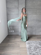 Cargar imagen en el visor de la galería, Sodi - Vestido largo satinado con capa color verde
