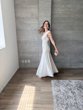Cargar imagen en el visor de la galería, Noa - Vestido largo de un hombro blanco crudo
