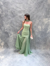 Cargar imagen en el visor de la galería, Sago - Vestido largo strapless verde sage
