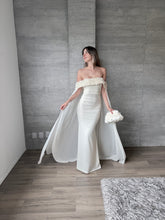 Cargar imagen en el visor de la galería, Arabelle - Vestido largo con capa crema
