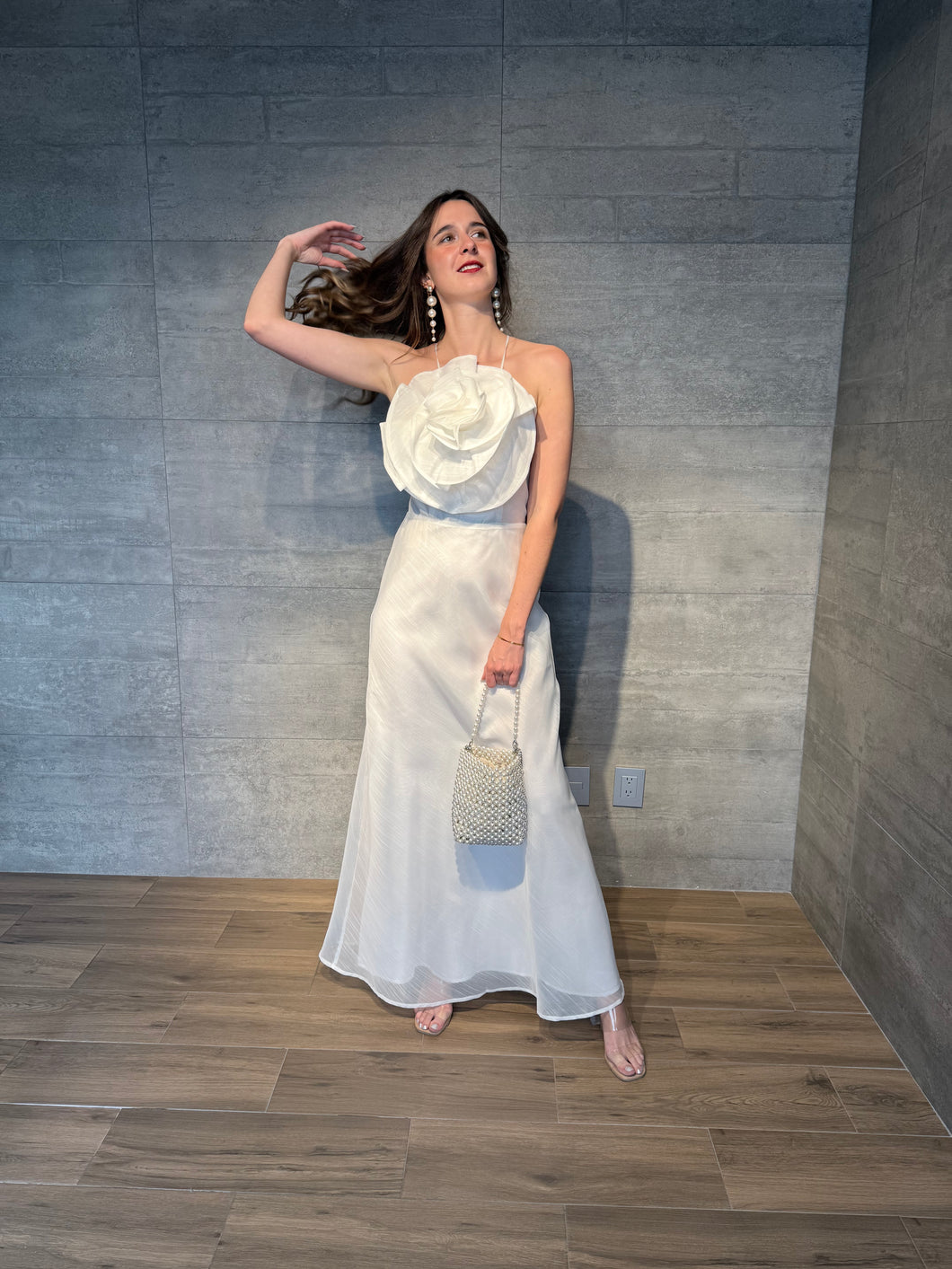 Maelle - Vestido halter con detalle de flor blanco