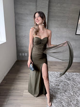 Cargar imagen en el visor de la galería, Barbadillo - Vestido largo de mesh con corset olivo
