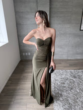 Cargar imagen en el visor de la galería, Barbadillo - Vestido largo de mesh con corset olivo

