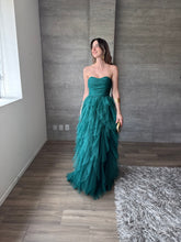 Cargar imagen en el visor de la galería, Raigal - Vestido largo strapless de tul verde esmeralda
