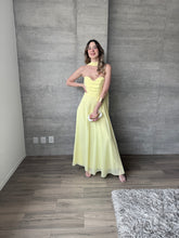 Cargar imagen en el visor de la galería, Dore - Vestido strapless amarillo
