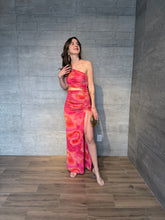 Cargar imagen en el visor de la galería, Solara - Vestido largo escotado rosa naranja

