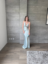 Cargar imagen en el visor de la galería, Lula  - Vestido largo satinado verde menta
