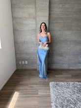 Cargar imagen en el visor de la galería, Bleu - Vestido largo satinado con capa azul

