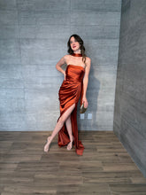 Cargar imagen en el visor de la galería, Marena - Vestido largo strapless naranja óxido
