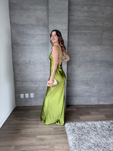 Cargar imagen en el visor de la galería, Marie - Vestido largo satinado verde cartujo
