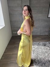 Cargar imagen en el visor de la galería, Milah - Vestido largo halter de satin amarillo
