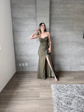 Cargar imagen en el visor de la galería, Barbadillo - Vestido largo de mesh con corset olivo
