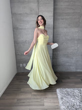 Cargar imagen en el visor de la galería, Dore - Vestido strapless amarillo
