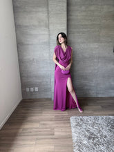 Cargar imagen en el visor de la galería, Sylvie - Vestido largo de chiffon con escote drapeado magenta
