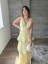 Cargar imagen en el visor de la galería, Juliette - Vestido largo plisado con olanes amarillo mantequilla
