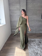 Cargar imagen en el visor de la galería, Máncora - Vestido largo con abertura en pierna olivo
