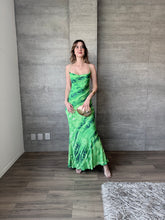 Cargar imagen en el visor de la galería, Ciana - Vestido largo satinado verde
