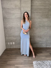 Cargar imagen en el visor de la galería, Salissa - Vestido midi asimétrico color celeste
