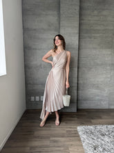 Cargar imagen en el visor de la galería, Nicola - Vestido midi plisado color taupe
