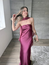 Cargar imagen en el visor de la galería, Sodi - Vestido largo de satín con capa color ciruela
