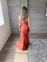 Cargar imagen en el visor de la galería, Odetta - Vestido strapless con olanes terracota
