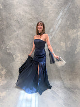 Cargar imagen en el visor de la galería, Sago - Vestido largo strapless azul marino

