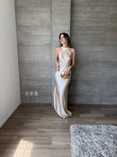 Cargar imagen en el visor de la galería, Lisai - Vestido satinado color crema
