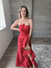 Cargar imagen en el visor de la galería, Odetta - Vestido largo strapless rojo
