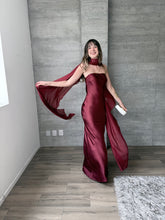 Cargar imagen en el visor de la galería, Sodi - Vestido largo strapless satinado vino
