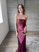 Cargar imagen en el visor de la galería, Caliz - Vestido largode satín ciruela
