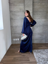 Cargar imagen en el visor de la galería, Cecile - Vestido largo con mangas azul marino
