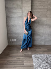 Cargar imagen en el visor de la galería, Lucciana - Vestido largo satín azul petróleo
