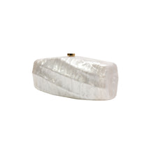 Cargar imagen en el visor de la galería, Clutch baguette resina
