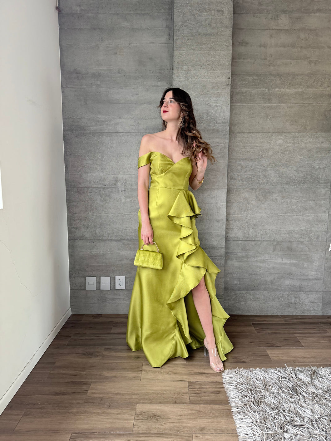Solenne - Vestido largo satinado con olanes verde
