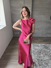 Cargar imagen en el visor de la galería, Francesca - Vestido largo satinado hot pink
