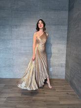 Cargar imagen en el visor de la galería, Eclipse - Vestido midi plisado champagne

