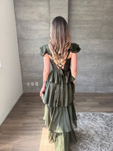 Cargar imagen en el visor de la galería, Viña - Vestido largo con olanes olivo
