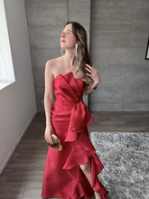 Cargar imagen en el visor de la galería, Odetta - Vestido largo strapless rojo
