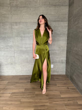 Cargar imagen en el visor de la galería, Nebula - Vestido largo satinado olivo
