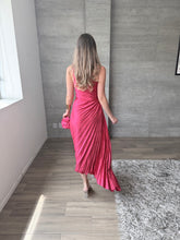 Cargar imagen en el visor de la galería, Nicola - Vestido midi plisado fucsia
