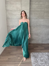 Cargar imagen en el visor de la galería, Varena - Vestido largo plisado verde
