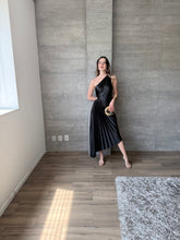 Cargar imagen en el visor de la galería, Nicola - Vestido midi plisado negro
