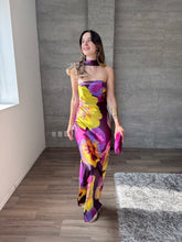 Cargar imagen en el visor de la galería, Leah - Vestido largo strapless floral color ciruela multicolor
