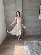 Cargar imagen en el visor de la galería, Nicola - Vestido midi plisado aperlado
