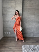 Cargar imagen en el visor de la galería, Duna - Vestido largo satinado naranja
